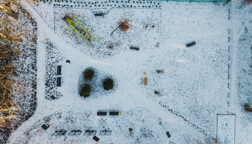 Podw&oacute;rko pomiędzy ulicami&nbsp;Komuny Paryskiej, Krasińskiego, Worcella i Pułaskiego częściowo już po remoncie