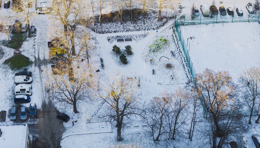 Podw&oacute;rko pomiędzy ulicami&nbsp;Komuny Paryskiej, Krasińskiego, Worcella i Pułaskiego częściowo już po remoncie
