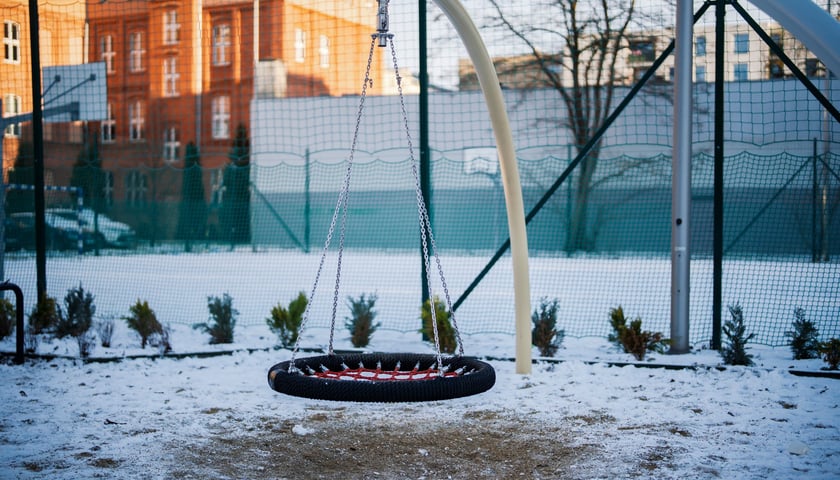 Huśtawki, bujaki i boisko - to wszystko też już tu jest. Tylko czekać wiosny!