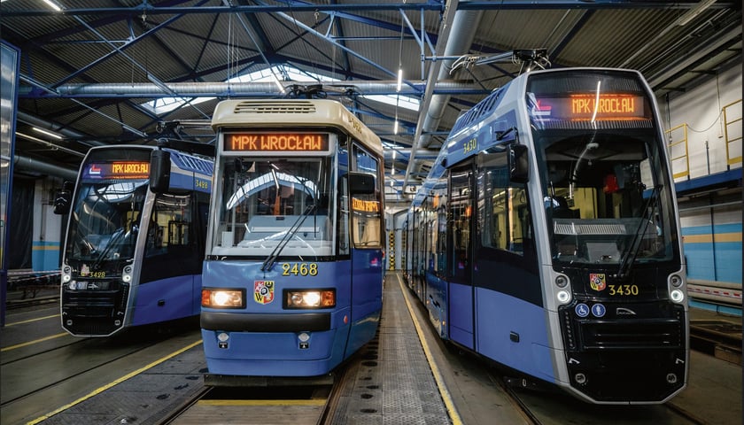 Powiększ obraz: Trzy tramwaje w zajezdni Borek: Konstal 105 pomiędzy dwiema Pesami 146N - wszystkie w kolorze niebieskim