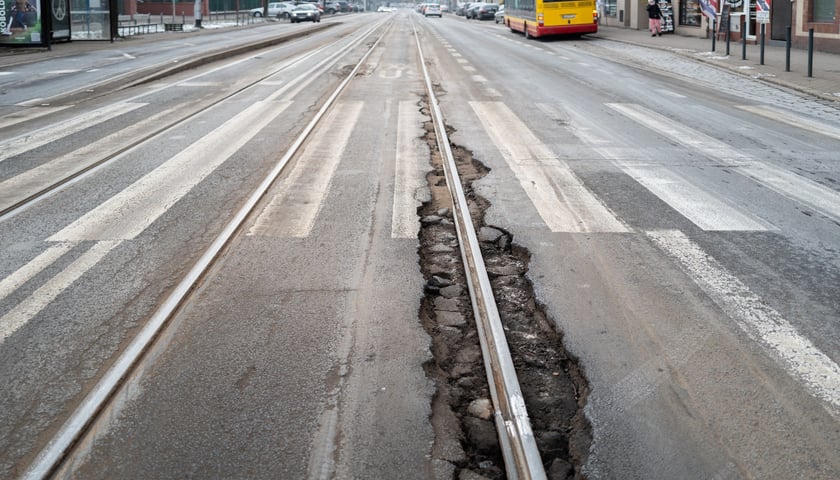 Powiększ obraz: Remont torowiska na ulicy Trzebnickiej będzie dla MPK największym wyzwaniem inwestycyjnym w 2026 roku. Na zdjęciu z 9 stycznia obecny stan torów