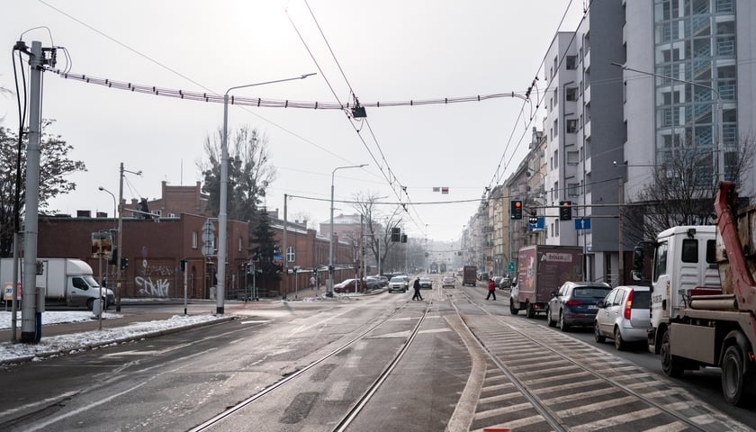 Powiększ obraz: Remont torowiska na ulicy Trzebnickiej będzie dla MPK największym wyzwaniem inwestycyjnym w 2026 roku. Na zdjęciu z 9 stycznia obecny stan torów