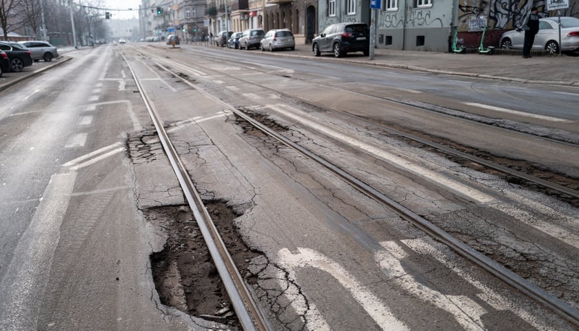 Powiększ obraz: Remont torowiska na ulicy Trzebnickiej będzie dla MPK największym wyzwaniem inwestycyjnym w 2026 roku. Na zdjęciu z 9 stycznia obecny stan torów