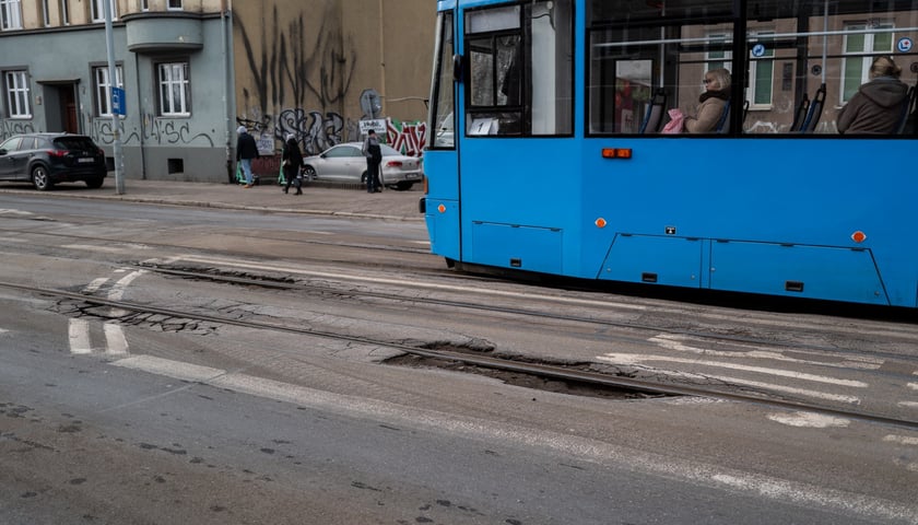 Powiększ obraz: Remont torowiska na ulicy Trzebnickiej będzie dla MPK największym wyzwaniem inwestycyjnym w 2026 roku. Na zdjęciu z 9 stycznia obecny stan torów