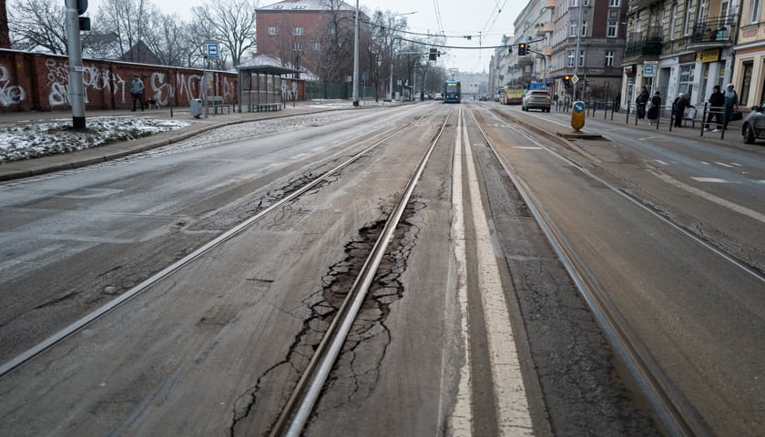 Powiększ obraz: Remont torowiska na ulicy Trzebnickiej będzie dla MPK największym wyzwaniem inwestycyjnym w 2026 roku. Na zdjęciu z 9 stycznia obecny stan torów