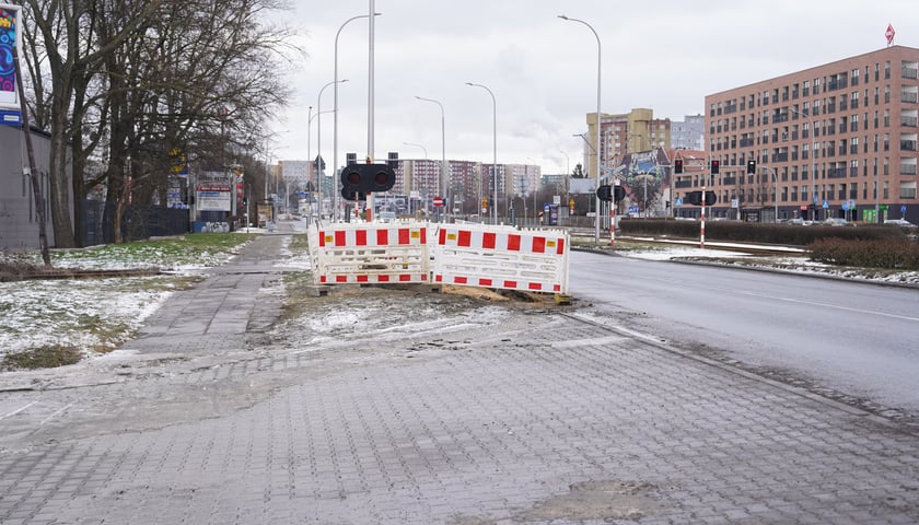 Awaria rury na Żmigrodzkiej