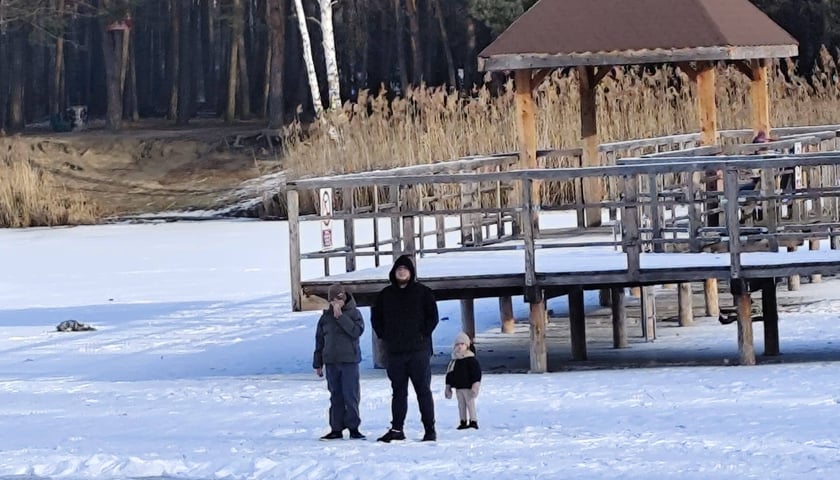 Powiększ obraz: <p>To nie miejsce na zabawę, nawet jeśli l&oacute;d wygląda na gruby</p>