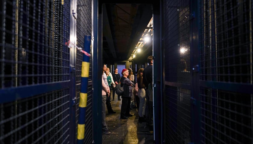 Pod sceną znajduje się system korytarzy i zapadni