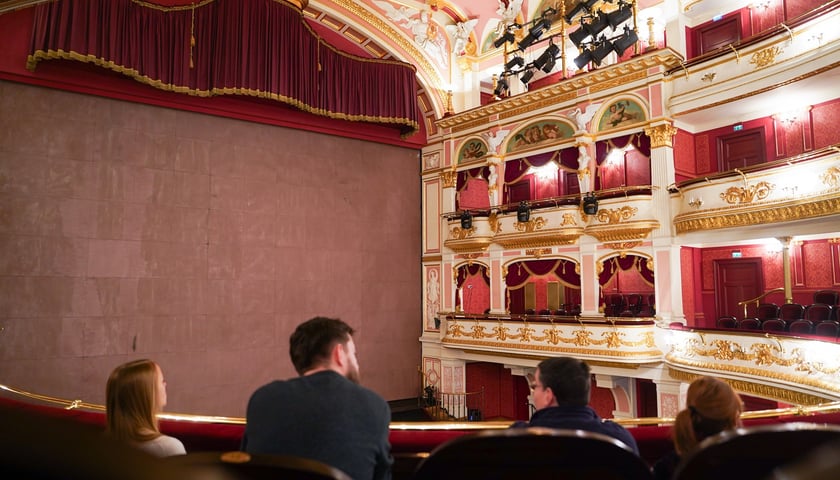 Powiększ obraz: <p>Każda z żelaznych, przeciwpożarowych kurtyn waży w Operze Wrocławskij kilka ton. Są dwie</p>