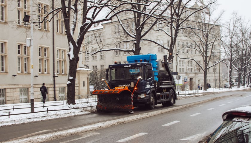 Odśnieżanie miasta - ekipy piesze i zmotoryzowane
