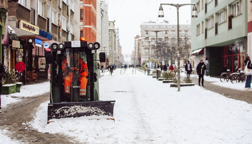 Odśnieżanie miasta - ekipy piesze i zmotoryzowane