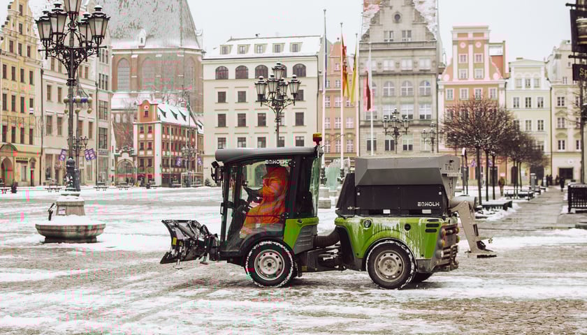 Odśnieżanie miasta - ekipy piesze i zmotoryzowane