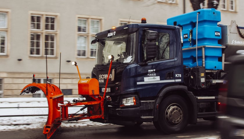 Odśnieżanie miasta - ekipy piesze i zmotoryzowane
