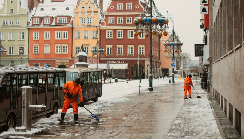 Odśnieżanie miasta - ekipy piesze i zmotoryzowane