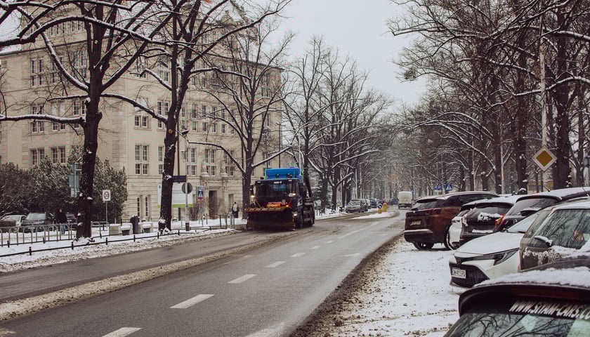 Odśnieżanie miasta - ekipy piesze i zmotoryzowane