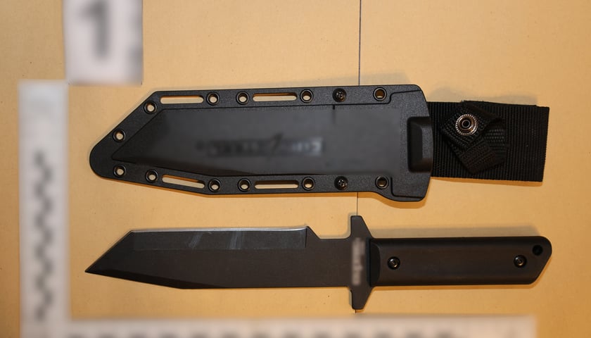 Powiększ obraz: Noże zabezpieczone przez policjantów