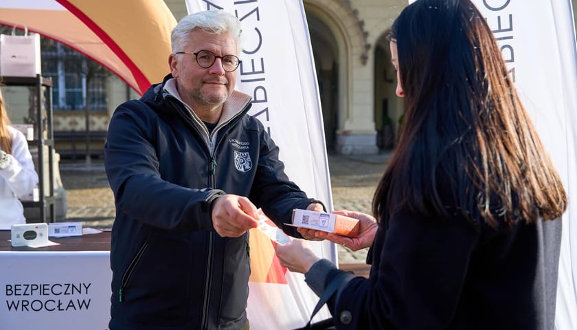 Powiększ obraz: <p class="MsoNormal"><span style="font-size: 14.0pt; line-height: 107%; font-family: 'Times New Roman',serif;">Rozdawanie czujek w piątek 16 stycznia na wrocławskim Rynku. Od poniedziałku 19 stycznia, od godz. 9.00 będą one dostępne w dw&oacute;ch innych miejscach</span></p>