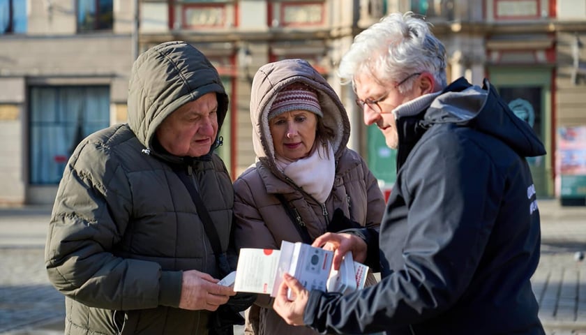 Rozdawanie czujek w piątek 16 stycznia na wrocławskim Rynku. Od poniedziałku 19 stycznia, od godz. 9.00 będą one dostępne w dw&oacute;ch innych miejscach