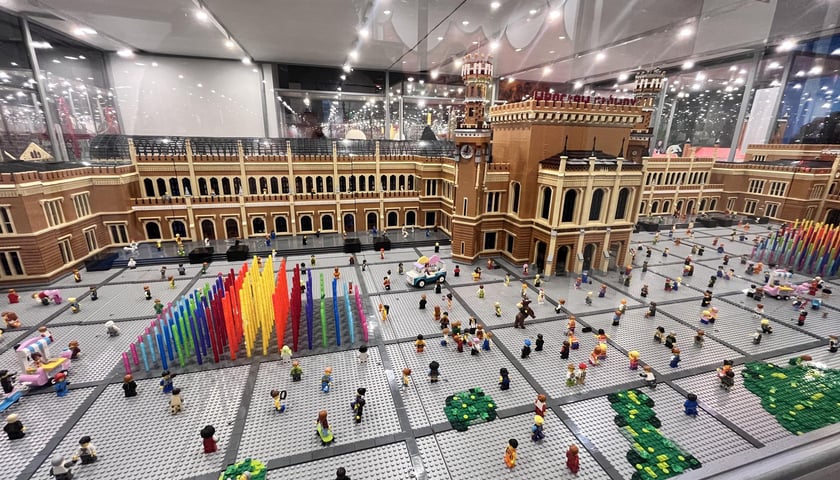 Powiększ obraz: Wrocławski dworzec kolejowy z klocków Lego