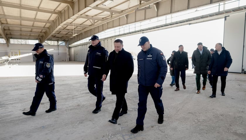 Powiększ obraz: Minister Marcin Kierwiński podczas wizyty we Wrocławiu i spotkań z funkcjonariuszami Policji