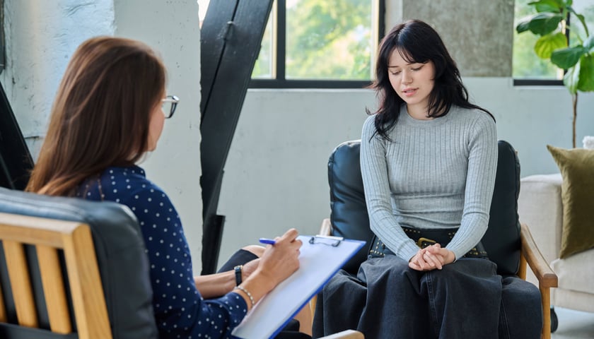 Powiększ obraz: Nastolatka rozmawiająca z psychologiem