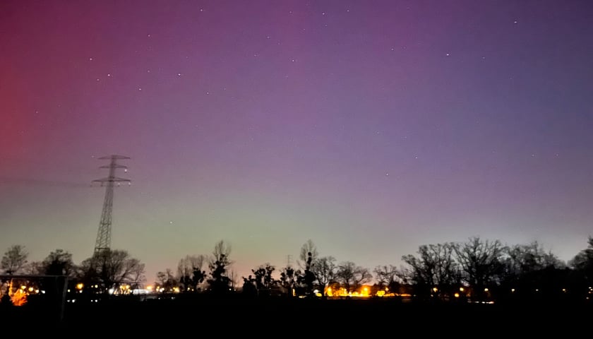 Powiększ obraz: Zorza nad Wrocławiem, widoczna w nocy z 19 na 20 stycznia 2026