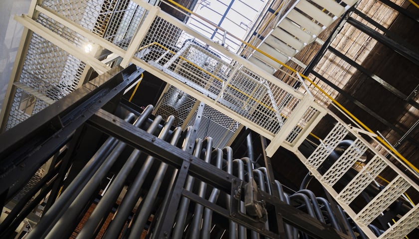 Powiększ obraz: <p>Wyjątkowa sesja zdjęciowa w cieniu jednej z najpiękniejszych wież ciśnień w naszym kraju - odwiedź Kocioł Wschodni</p>