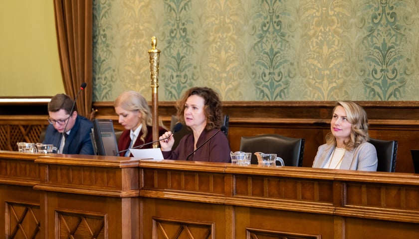 Powiększ obraz: XXVII sesja Rady Miejskiej Wrocławia, przy mikrofonie Agnieszka Rybczak - przewodnicząca Rady Miejskiej