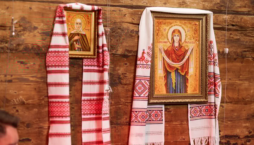 Powiększ obraz: Wsp&oacute;lne kolędowanie w dawnym kości&oacute;lku św. Jana Nepomucena, stojącym w Parku Szczytnickim. Wrocław, 24.01.2026