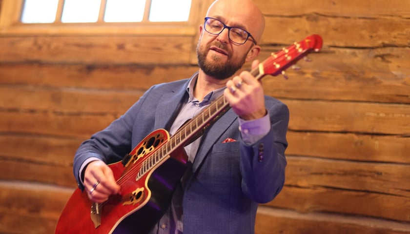 Powiększ obraz: Wsp&oacute;lne kolędowanie w dawnym kości&oacute;lku św. Jana Nepomucena, stojącym w Parku Szczytnickim. Wrocław, 24.01.2026