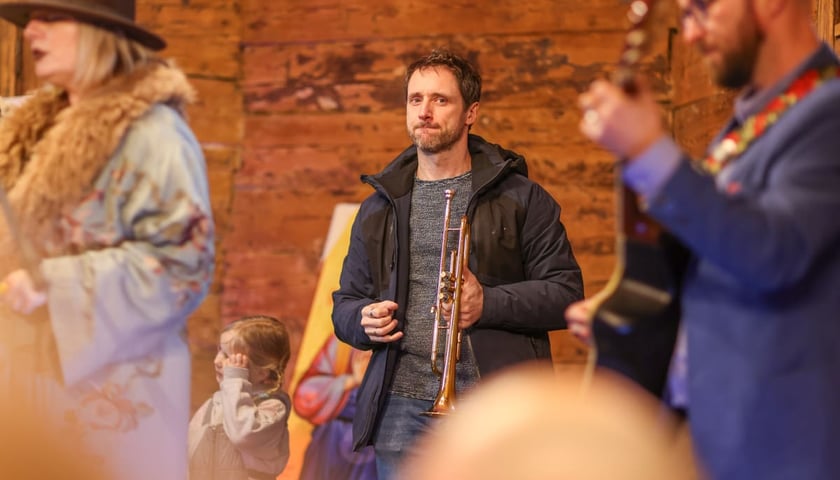 Powiększ obraz: Wsp&oacute;lne kolędowanie w dawnym kości&oacute;lku św. Jana Nepomucena, stojącym w Parku Szczytnickim. Wrocław, 24.01.2026