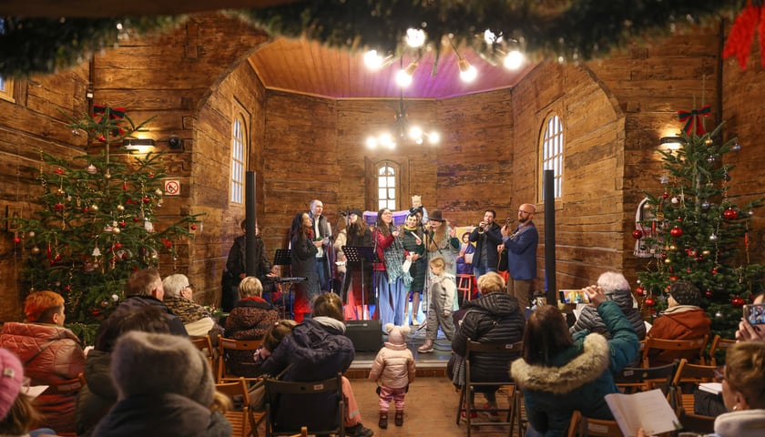 Powiększ obraz: Wsp&oacute;lne kolędowanie w dawnym kości&oacute;lku św. Jana Nepomucena, stojącym w Parku Szczytnickim. Wrocław, 24.01.2026