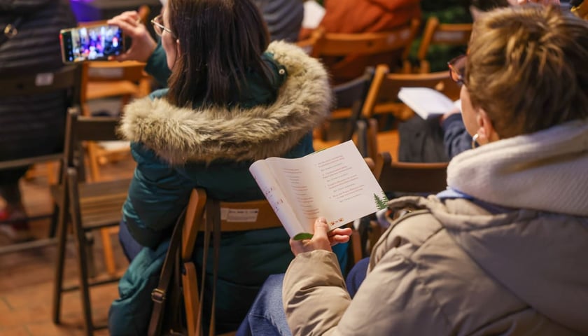 Powiększ obraz: Wsp&oacute;lne kolędowanie w dawnym kości&oacute;lku św. Jana Nepomucena, stojącym w Parku Szczytnickim. Wrocław, 24.01.2026
