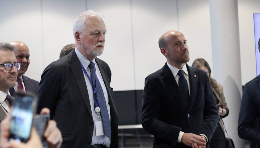 Powiększ obraz: Delegaci z Polski i Niemiec otworzyli w Parlamencie Europejskim w Strasburgu (Francja) wystawę „Pojednanie dla Europy” przygotowaną przez wrocławskie Centrum Historii Zajezdnia