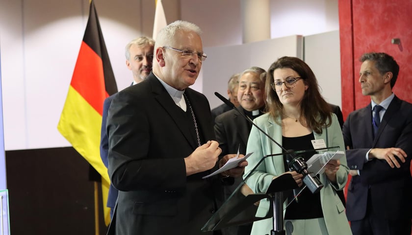 Powiększ obraz: Delegaci z Polski i Niemiec otworzyli w Parlamencie Europejskim w Strasburgu (Francja) wystawę „Pojednanie dla Europy” przygotowaną przez wrocławskie Centrum Historii Zajezdnia