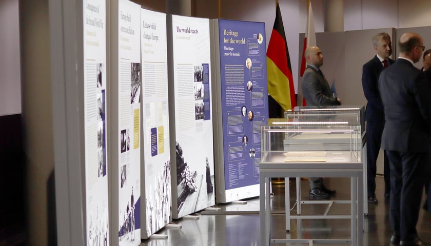 Powiększ obraz: Delegaci z Polski i Niemiec otworzyli w Parlamencie Europejskim w Strasburgu (Francja) wystawę „Pojednanie dla Europy” przygotowaną przez wrocławskie Centrum Historii Zajezdnia