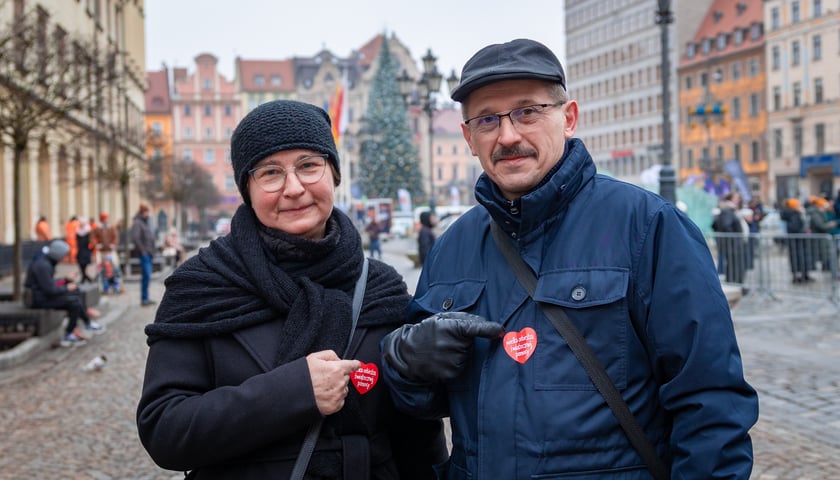 Powiększ obraz: <p>Beata i Juliusz, 34. Finał WOŚP na wrocławskim Rynku</p>