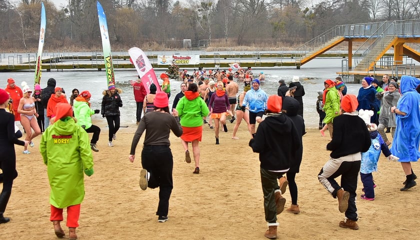 Powiększ obraz: Wrocławskie Morsy grają z WOŚP. Kąpielisko Morskie Oko, 25.01.2026