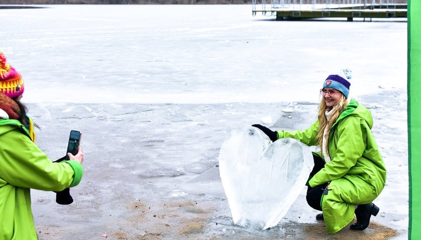 Powiększ obraz: Wrocławskie Morsy grają z WOŚP. Kąpielisko Morskie Oko, 25.01.2026