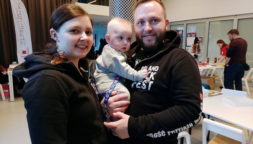 Powiększ obraz: Najmłodszy w sztabie wolontariusz 4,5-miesięczny Kubuś wraz z rodzicami