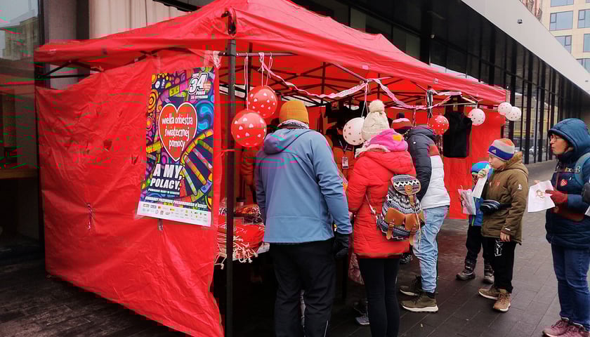 Powiększ obraz: Stoisko z orkiestrowymi akcesoriami przez barem Barbara