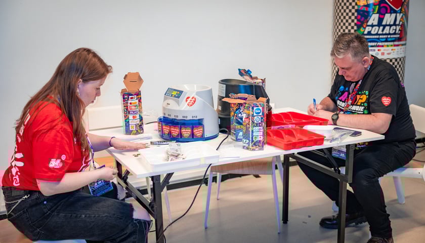 Powiększ obraz: Wolontariusze w sztabie WOŚP w barze Barbara