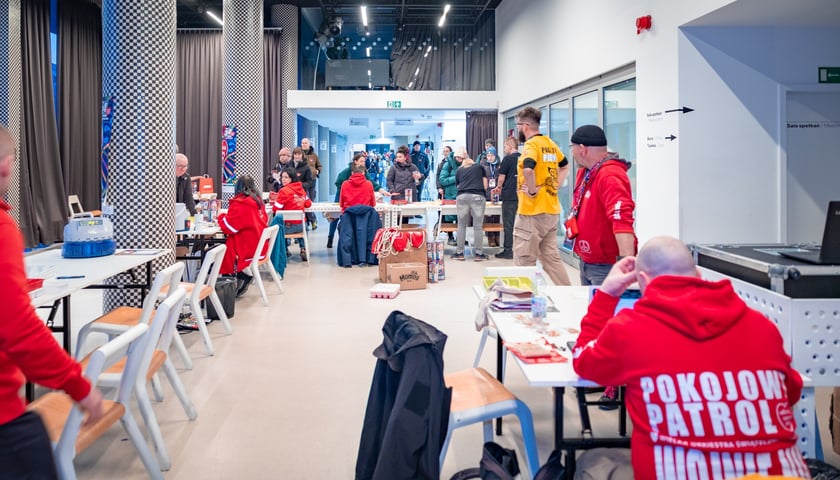 Powiększ obraz: Wolontariusze w sztabie WOŚP w barze Barbara