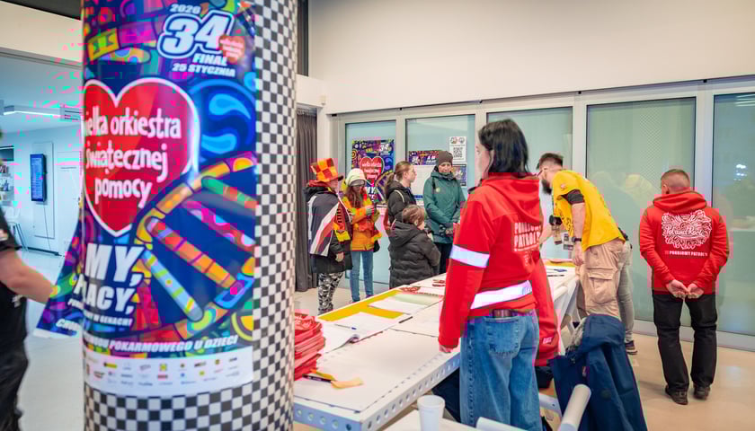 Powiększ obraz: Wolontariusze w sztabie WOŚP w barze Barbara