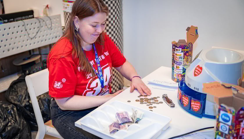 Powiększ obraz: Wolontariusze w sztabie WOŚP w barze Barbara