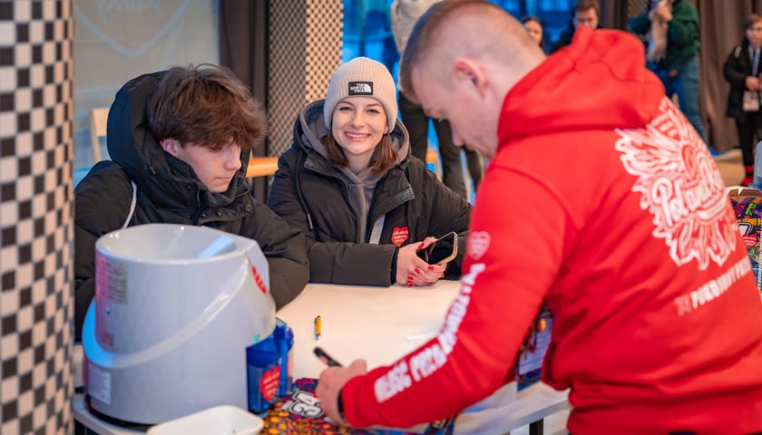 Powiększ obraz: Wolontariusze w sztabie WOŚP w barze Barbara