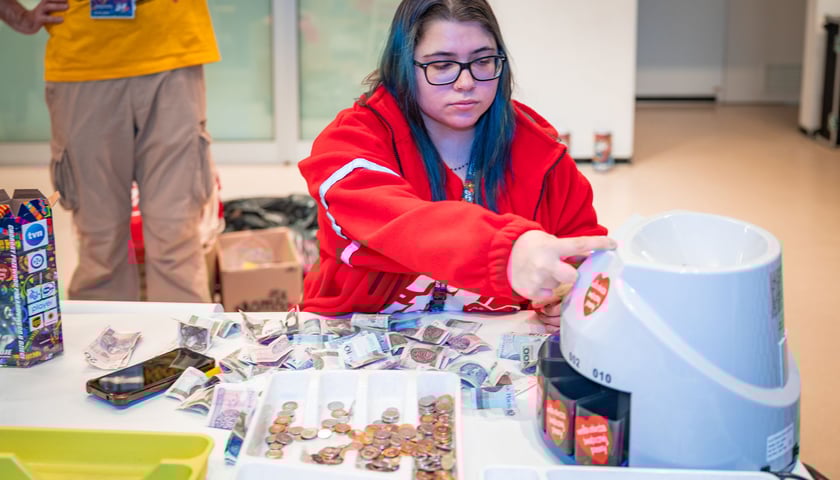 Powiększ obraz: Wolontariusze w sztabie WOŚP w barze Barbara