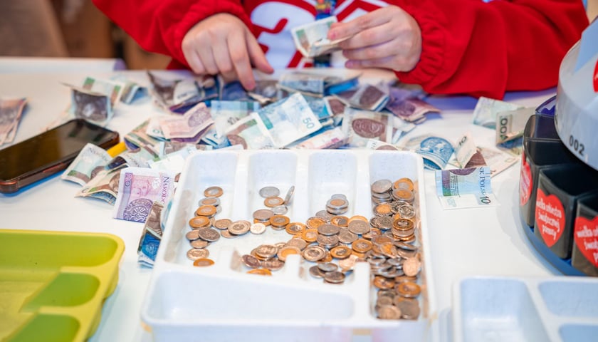 Powiększ obraz: Wolontariusze w sztabie WOŚP w barze Barbara