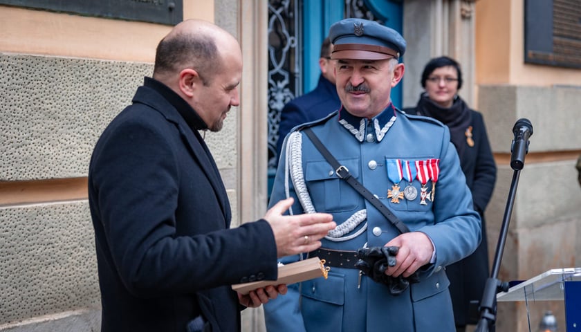 Powiększ obraz: 163. rocznica wybuchu powstania styczniowego, obchody pod gmachem UWr