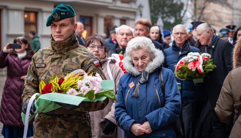 Powiększ obraz: 163. rocznica wybuchu powstania styczniowego, obchody pod gmachem UWr